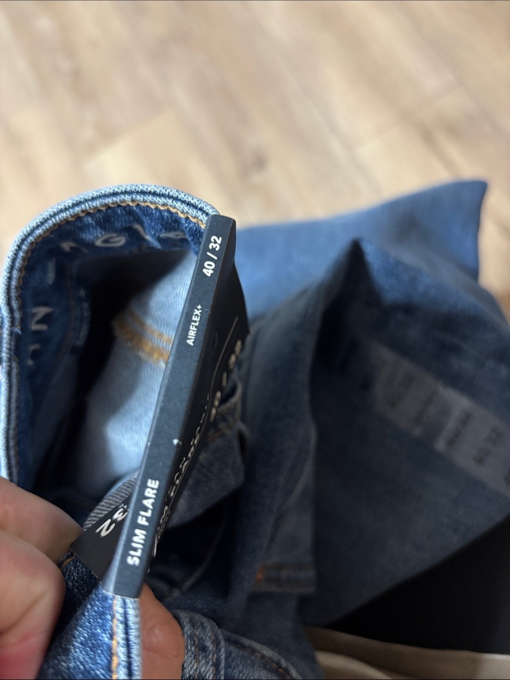 Men's Relaxed Fit Blue Jeans - Picture 9 of 9